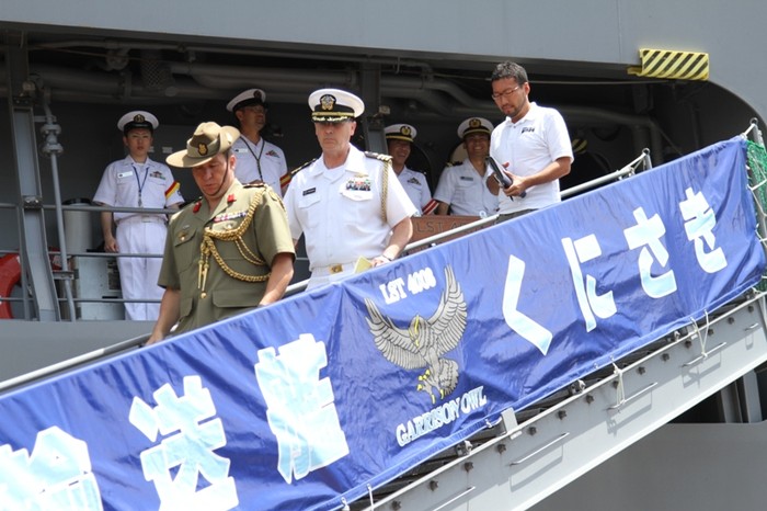 Đúng 10 giờ 30 phút, sĩ quan và thủy thủ trên tàu đổ bộ JS Kunisaki bắt đầu xuống cảng Tiên Sa để làm lễ.