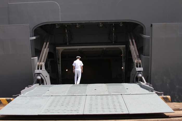 Một cửa được mở bên phải tàu đổ bộ JS Kunisaki