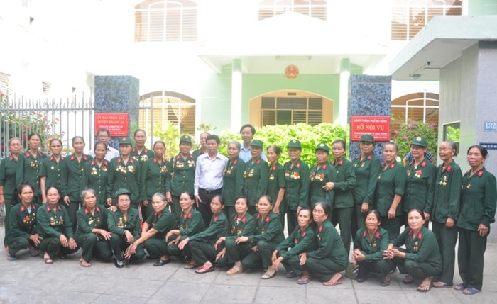 34 thành viên Đại đội nữ pháo binh Ngư Thủy anh hùng chụp ảnh lưu niệm trước cổng trụ sở UBND huyện Hoàng Sa.