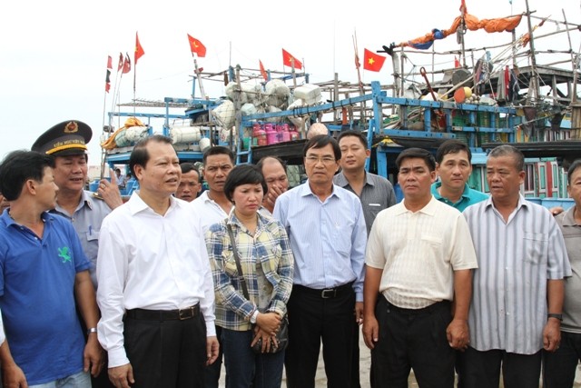 Phó Thủ tướng Vũ Văn Ninh thăm hỏi bà con ngư dân tại Âu thuyền Thọ Quang, quận Sơn Trà, Đà Nẵng. Ảnh H.Q