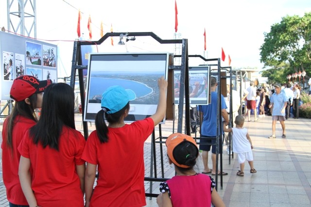 Triển lãm gồm hơn 130 bức ảnh của hội viên Câu lạc bộ Nhiếp ảnh Sông Hàn, và được chọn lọc từ cuộc thi ảnh nghệ thuật tuyên truyền Biên giới – Biển Đảo Việt Nam do Bộ VHTTDL tổ chức năm 2013.