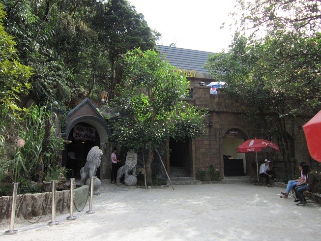 Hầm rượu Debay được người Pháp xây dựng xuyên vào lòng núi trên đỉnh Bà Nà (TP. Đà Nẵng) từ năm 1923. Sau thời gian bị bom đạn chiến tranh tàn phá, hầm rượu độc đáo này đã được phục dựng và đưa vào khai thác phục vụ du khách.