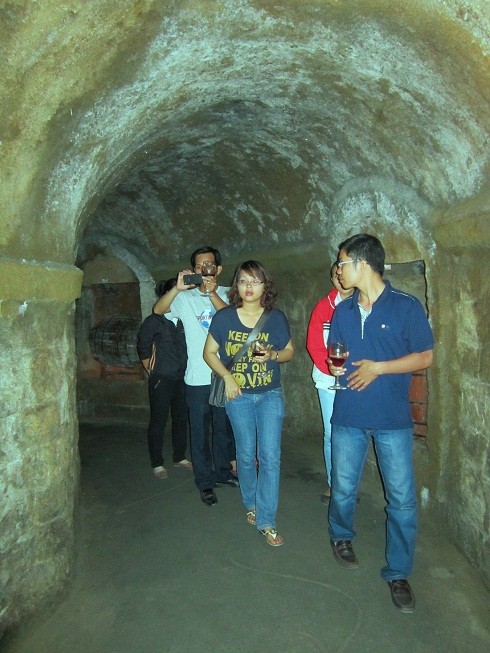 Hầm rượu Debay là một công trình kiến trúc vô cùng đặc sắc, được đào sâu vào trong lòng núi, dài 100m, cao 2,5m và rộng khoảng 2m. Bên trong còn có các hầm cất giữ, hàm chưng cất, khu vực bar, lò sưởi và sảnh.