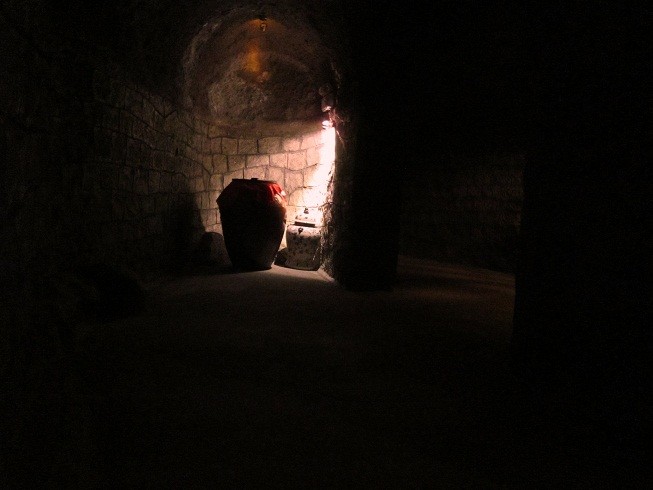 Trong hầm rượu Debay có 14 hốc, gồm 11 hốc nhỏ và 3 hốc lớn. Thời Pháp thuộc, mỗi hốc rượu này đều có chủ nhân của nó đăng ký gửi rượu cất giữ trong hầm.