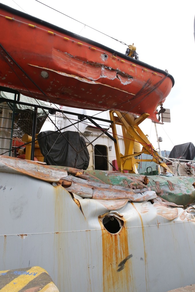 Xuồng cứu hộ trên tàu KN 951 cũng bị tàu Trung Quốc đâm gây hư hỏng nặng.