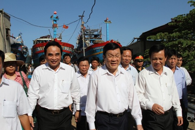 Chủ tịch nước Trương Tấn Sang tới xem tàu cá ĐNa 90152TS bị tàu Trung Quốc đâm chìm trên vùng biển Hoàng Sa của Việt Nam vừa qua. Ảnh H.Q