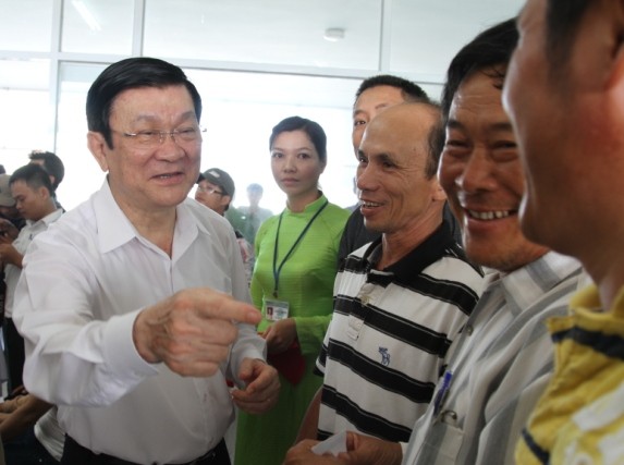 Chủ tịch nước Trương Tấn Sang gặp gỡ, thăm hỏi và tặng quà cho 25 chủ tàu cá vừa đánh bắt hải sản trên vùng biển Hoàng Sa trở về. Ảnh H.Q