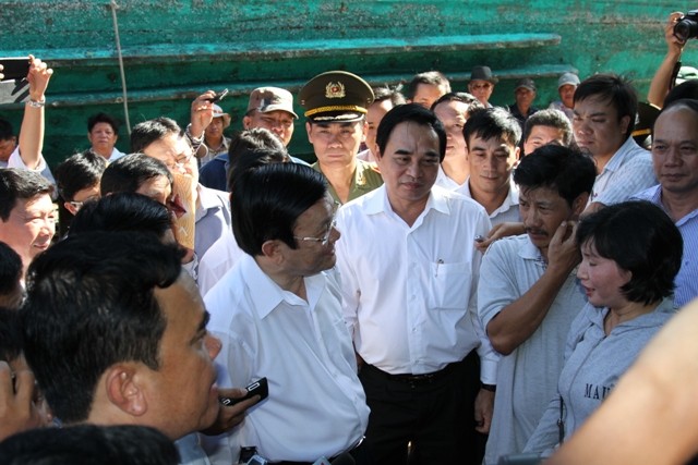 Vợ chồng chủ tàu cá ĐNa 90152TS (bên phải) Huỳnh Thị Như Hoa nói với Chủ tịch nước rằng dù khó khăn đến mấy cũng quyết tâm đóng tàu mới, tiếp tục vươn khơi, bám biển, bảo vệ ngư trường. Ảnh H.Q