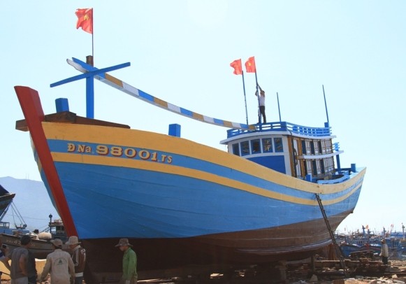 Được sự hỗ trợ từ chính quyền thành phố Đà Nẵng, nhiều ngư dân đã mạnh dạn đóng tàu mới vươn khơi, bám ngư trường truyền thống. Ảnh H.Q