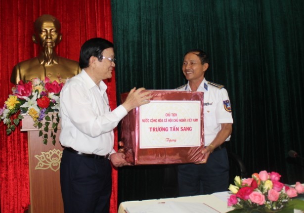 Chủ tịch nước Trương Tấn Sang tặng quà cho Cảnh sát biển Vùng 2.