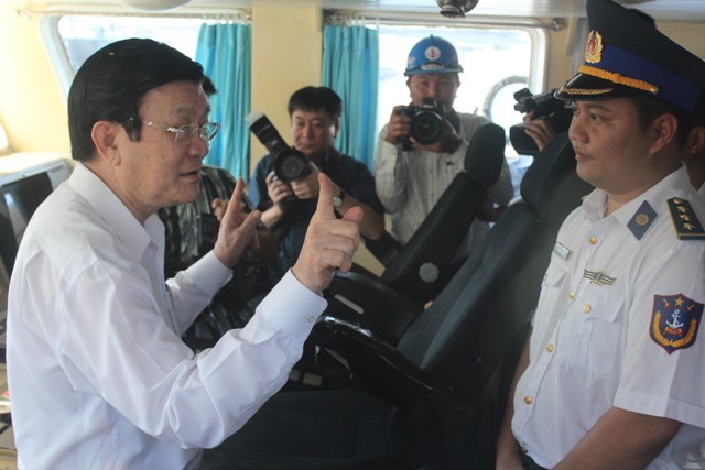 Chủ tịch nước Trương Tấn Sang thăm và động viên các chiến sĩ trên tàu CSB 2013.