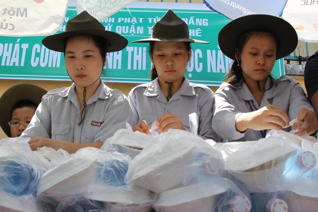 Hàng ngàn hộp cơm miễn phí chứa chan tình người được Phân ban Gia đình Phật tử Đà Nẵng hỗ trợ cho các thí sinh và người nhà trong hai kỳ thi đại học năm 2014 này. Ảnh H.Q
