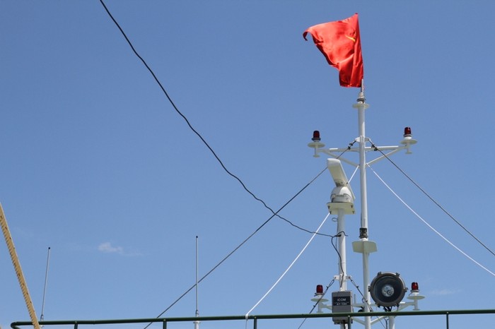 Hệ thống ra đa, các thiết bị thu phát sóng được lắp trên tàu.