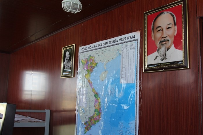 Ảnh Chủ tịch Hồ Chí Minh và Đại tướng Võ Nguyên Giáp cùng bản đồ Việt Nam khẳng định quần đảo Hoàng Sa, Trường Sa là của Việt Nam được treo trang trọng trên tàu.