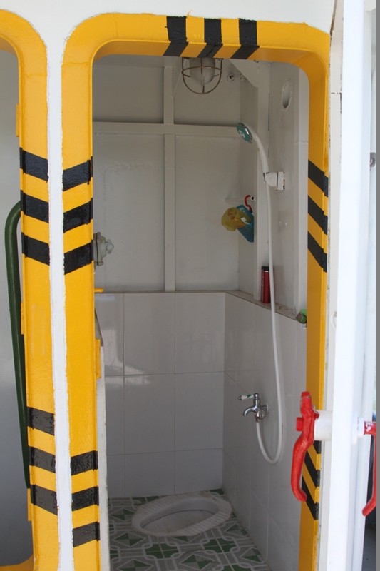 Phòng tắm và vệ sinh được thiết kế gọn gàng, sạch đẹp phía sau đuôi tàu.