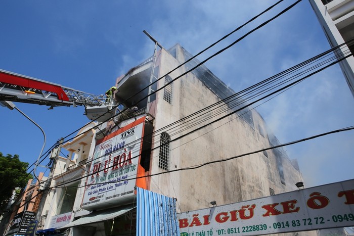 Đám cháy xảy ra tại cửa hàng mỹ phẩm Phú Hòa, 35 đường Lý Thái Tổ, quận Thanh Khê, Đà Nẵng.