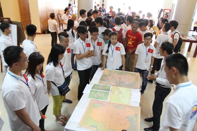 Thanh niên kiều bào đến từ 30 quốc gia trên thế giới tận mắt chứng kiến những bằng chứng lịch sử không thể chối cãi về quần đảo Hoàng Sa và Trường Sa của Việt Nam tại Bảo tàng Đà Nẵng. Ảnh H.Q