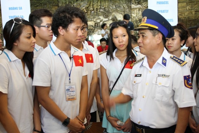 Đại diện lực lượng Cảnh sát biển kể về quá trình đấu tranh hòa bình yêu cầu Trung Quốc rút vô điều kiện giàn khoan Hải Dương 981 hạ đặt trái phép trên vùng biển của Việt Nam. Ảnh H.Q