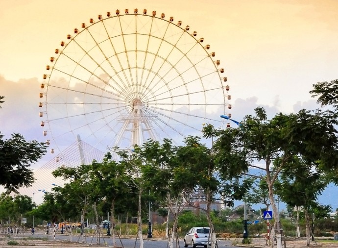 Các khu vui chơi trong khuôn viên vòng quay được thiết kế theo phong cách kiến trúc phong kiến kết hợp với sự hiện đại của vòng quay khổng lồ thể hiện sự giao thoa giữa 2 yếu tố “cổ điển – hiện đại”. Với chiều cao ấn tượng lên đến 115m – “Vòng quay Mặt trời – Sun Wheel” hiện đang thuộc TOP 10 vòng quay cao nhất thế giới.