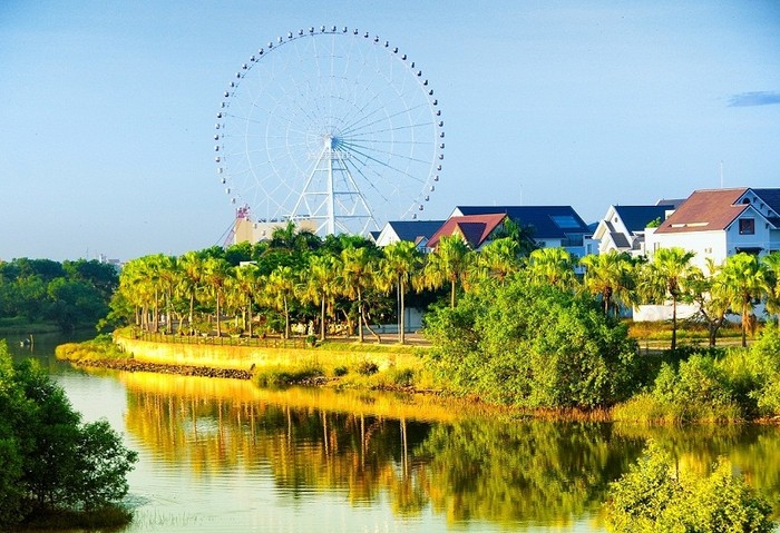 “Vòng quay mặt trời - Sun Wheel” nằm trong một quần thể kiến trúc kết hợp giữa hiện đại và nét giao thoa văn hóa giữa Việt Nam và các nước Á Châu được thiết kế bởi bàn tay tài hoa của kiến trúc sư Bill Bensley, người đã kiến tạo nên tuyệt tác thiên đường nghỉ dưỡng InterContinental Danang Sun Peninsula Resort.