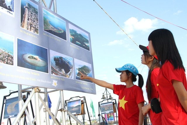 Học sinh, sinh viên ở Đà Nẵng tìm hiểu chủ quyền biển, đảo tại triển lãm ảnh &quot;Biển đảo quê hương&quot; dọc sông Hàn vào cuối tháng 6/2014. Ảnh H.Q