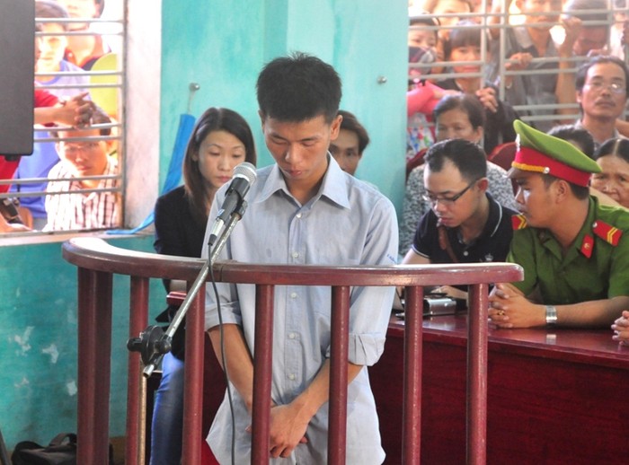 Phan Văn Sơn cúi gằm mặt trước vành móng ngựa tại phiên tòa lưu động vào sáng ngày 10/8.