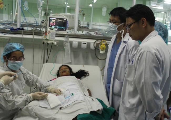 Em Lâm Thị Ny đang được cấp cứu ở bệnh viện Phụ sản Nhi - Đà Nẵng. Ảnh H.Q