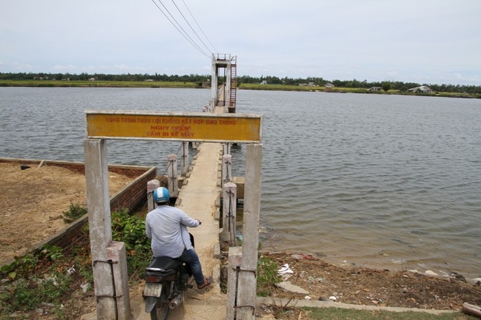 Cầu máng bắc qua sông Trường Giang nối hai xã Tam Tiến và Tam Xuân 1 (huyện Núi Thành, Quảng Nam) bấy lâu nay được người ta đặt một tên mới là cầu &quot;Vĩnh biệt&quot; bởi đã có 16 người bỏ mạng khi đi qua cầu này.
