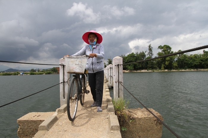Bà Nguyễn Thị Đào (61 tuổi, trú thôn 1, xã Tam Tiến, Núi Thành) cho biết: Mỗi ngày bà đi qua lại cầu này 2 lần. Vì sợ quá nên bà Đào dắt xe đạp, không dám ngồi lên xe để đạp đi...