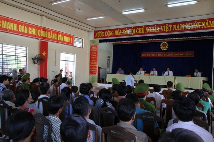 Phiên tòa lưu động xét xử bị cáo Phan Thanh Vinh thu hút rất nhiều người tham dự. Ảnh H.Q