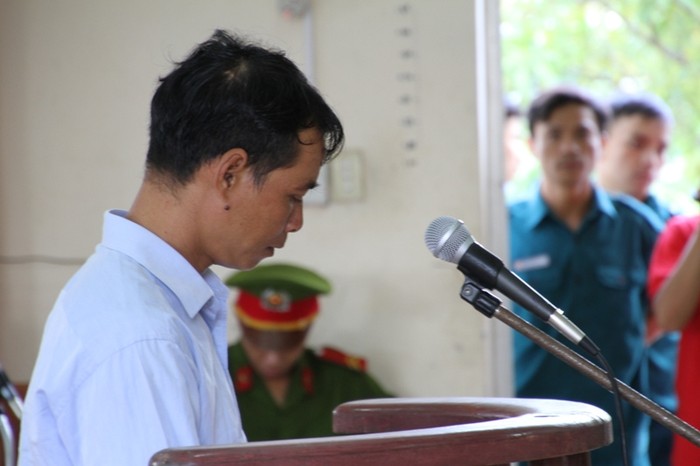 Bị cáo Phan Thanh Vinh cúi mặt hối lỗi xin HĐXX giảm nhẹ hình phạt trước phiên tòa. Ảnh H.Q