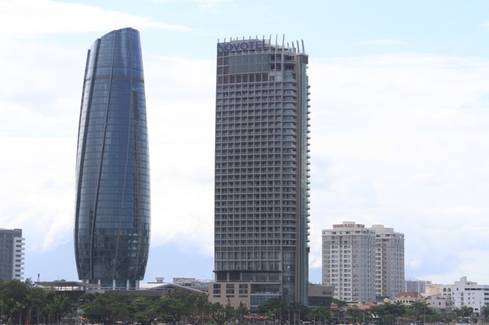 Trung tâm Hành chính thành phố Đà Nẵng (tòa nhà bên trái) được thiết kế theo kiến trúc tạo hình ngọn hải đăng dẫn đường và phần đế tạo hình chiếc thuyền kết hợp với mái hình cánh buồm đang vươn ra khơi. Ảnh H.Q