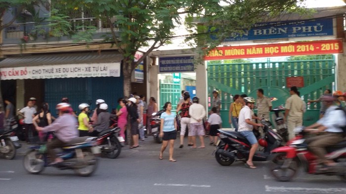 Nhiều phụ huynh học sinh tập trung trước cổng trường tiểu học Điện Biên Phủ để phản đối về Hiệu trưởng mới của nhà trường.