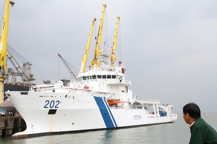 Sáng 14-10, tàu SAMUDRA PAHEREDAR cùng 10 sỹ quan và 122 thủy thủ thuộc Lực lượng Bảo vệ bờ biển Ấn Độ cập cảng Tiên Sa, chính thức chuyến thăm hữu nghị thành phố Đà Nẵng trong 3 ngày, từ ngày 14/10-16/10/2014.