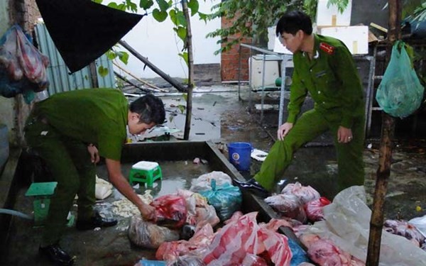 Cảnh sát phòng chống tội phạm về môi trường - Công an TP Đà Nẵng bắt quả tang chủ cơ sở chứa nội tạng bẩn, chờ tiêu thụ. Ảnh Cảnh sát môi trường