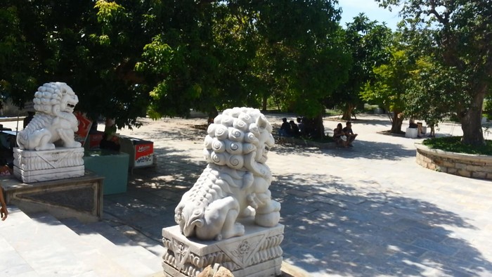 Trong khuôn viên tượng Phật Quan Thế Âm cũng có một cặp sư tử đá phong cách Trung Quốc