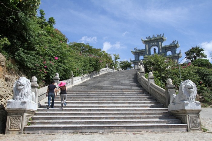 Cặp sư tử đá phong cách châu Âu được đặt trước lối đi bộ lên chùa Linh Ứng
