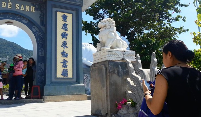 Trước cổng chùa đi lên bằng lối đi bộ cũng có một cặp sư tử đá phong cách Trung Quốc