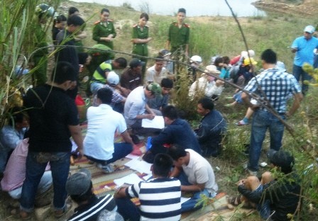 Lực lượng Công an TP Đà Nẵng bắt một tụ điểm đánh bạc dưới hình thức xóc đĩa ven sông. Ảnh Công an