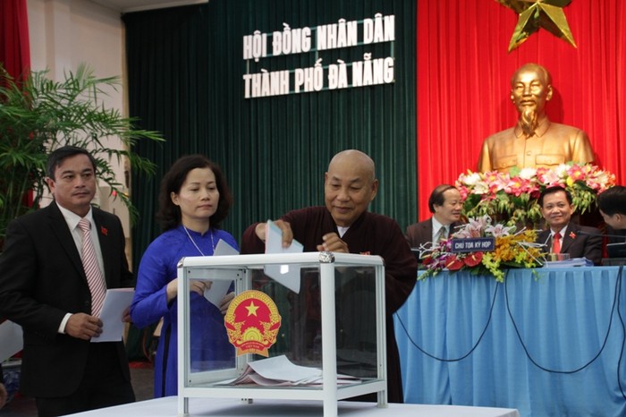 Các đại biểu HĐND TP Đà Nẵng bỏ phiếu tín nhiệm. Ảnh Thùy Linh