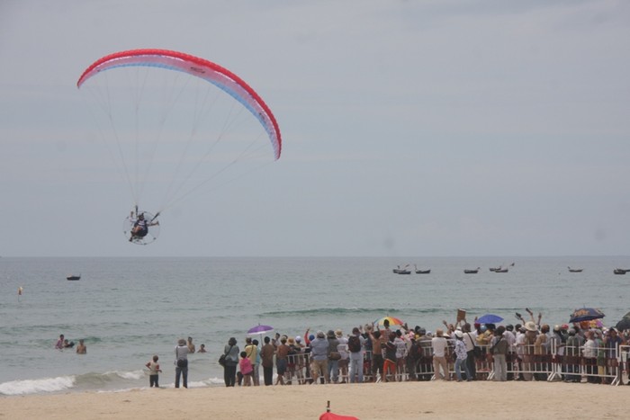Cuộc thi dù bay quốc tế được tổ chức tại Công viên Biển Đông thu hút rất đông khách du lịch trong và ngoài nước. Ảnh Thùy Linh