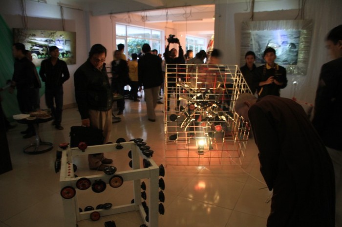 Chiều tối 23/12, tại Trung tâm Bảo tàng Đà Nẵng (78 Lê Duẩn), triển lãm ảnh và nghệ thuật sắp đặt &quot;Biển báo&quot; chính thức khai mạc.