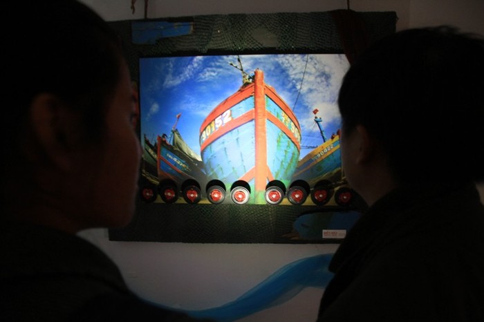 Tại triển lãm, tàu cá ĐNa 90152 TS của ngư dân Đà Nẵng bị tàu Trung Quốc đâm chìm trên vùng biển Hoàng Sa chiều 26/5 cũng được giới thiệu.