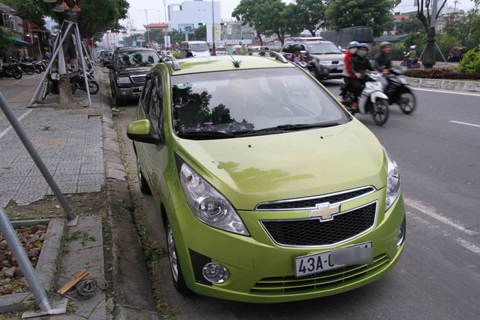Chiếc xe Chevrolet Spark mà vợ chồng anh Vũ đang sử dụng gặp nhiều bất ổn. Ảnh Thùy Linh