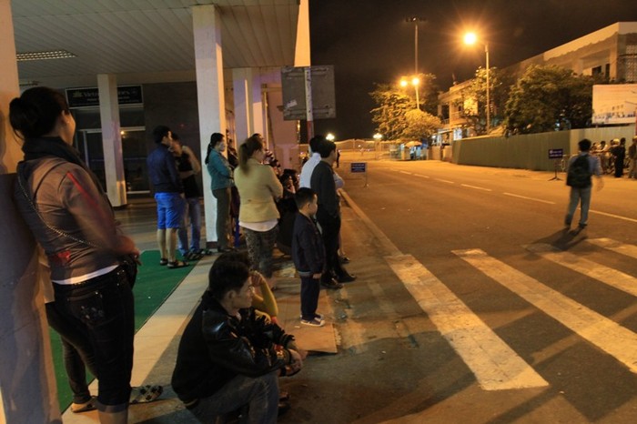 Sau nhiều giờ đồng hồ chờ đợi ở sân bay, đến khoảng 22h, nhiều người đã ra về. Theo một số nguồn tin, ông Nguyễn Bá Thanh sẽ về Đà Nẵng tiếp tục điều trị bệnh trong thời gian tới.