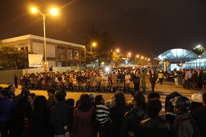 Hàng ngàn người dân Đà Nẵng đến sân bay đón nguyên Bí thư Thành ủy Nguyễn Bá Thanh mà họ yêu mến. Ảnh Thùy Linh