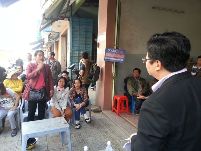 Một hộ dân trong vùng bị ảnh hưởng công trình đứng dậy phát biểu trước lãnh đạo UBND quận Thanh Khê vào sáng 23/1. Ảnh Thùy Linh