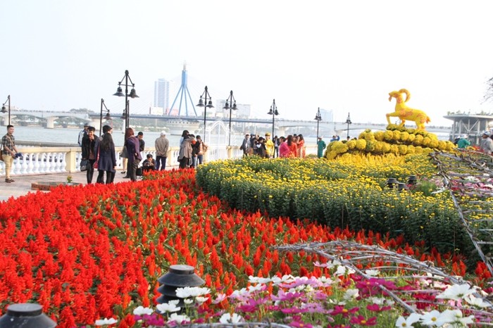 Chiều ngày 9/2, đường hoa xuân Bạch Đằng - Đà Nẵng 2015 chính thức đón người dân và du khách vui chơi, thưởng ngoạn.