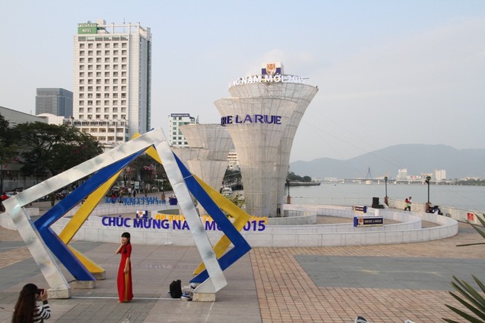 ...và cạnh cầu Rồng (đoạn đối diện Trung tâm Truyền hình Việt Nam tại Đà Nẵng), khu ánh sáng với khối kết cấu gồm 5 tháp ly lớn và 3 vòng tròn đồng tâm sẽ là sân khấu chính cho các hoạt động mừng Xuân Ất Mùi 2015.