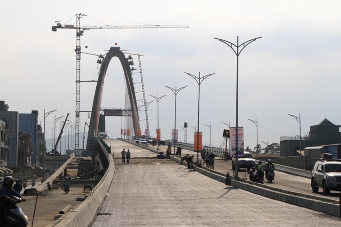 Công trình cầu vượt nút giao thông ngã ba Huế (Đà Nẵng) được khởi công xây dựng vào ngày 28/9/2013. Đến nay, cây cầu hiện đại cơ bản đã hoàn thành.